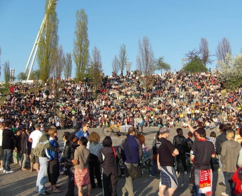 In het Mauerpark kun je tegenwoordig karaoke zingen.