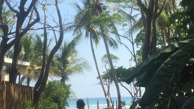 Op weg naar de surf in Santa Teresa