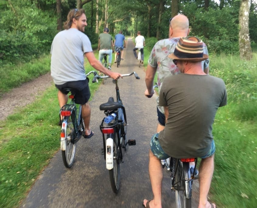 Het peloton wacht tijdens de Trappistenroute schijnbaar toch op iemand