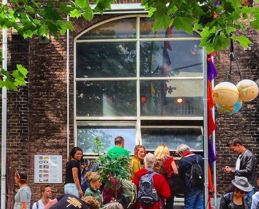 Met de beentjes buiten bij de Boemel