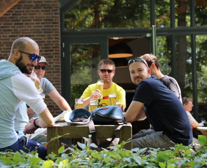 Bij de paters op 't terras