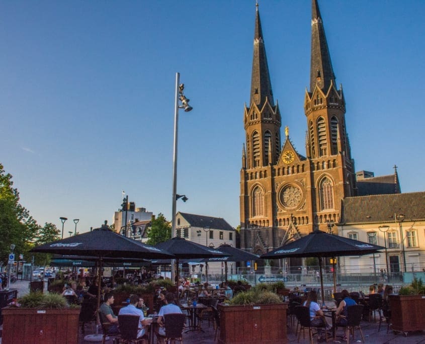 Het centrale plein van Tilburg, het Heuvelplein met Heuvelkerk