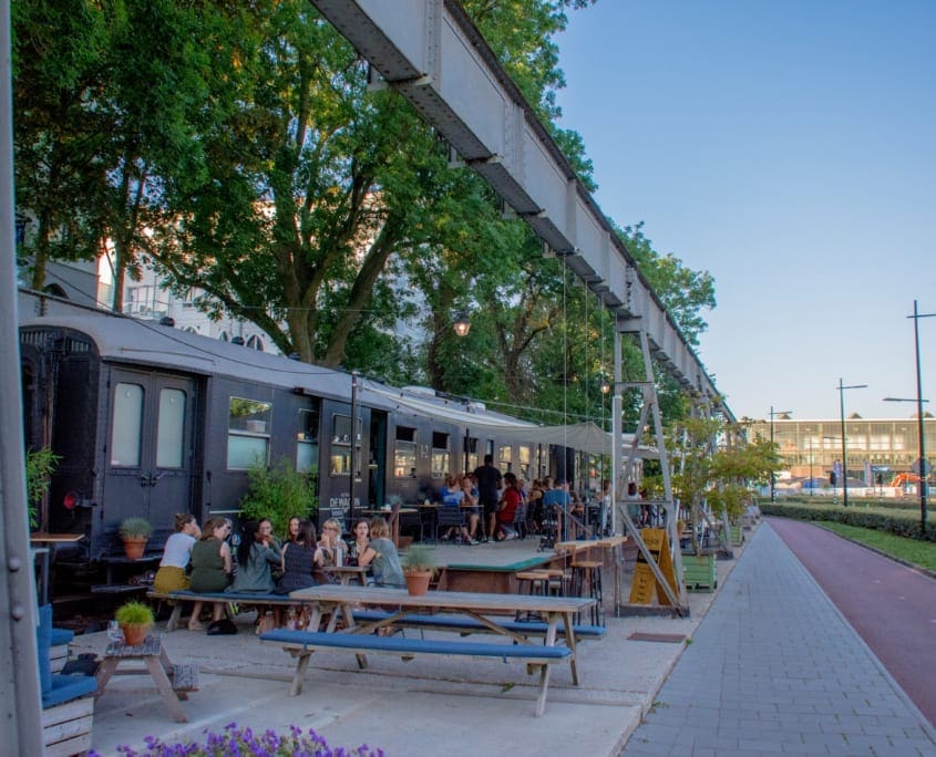 Dineren in een oud treinstel; het kan bij De Wagon