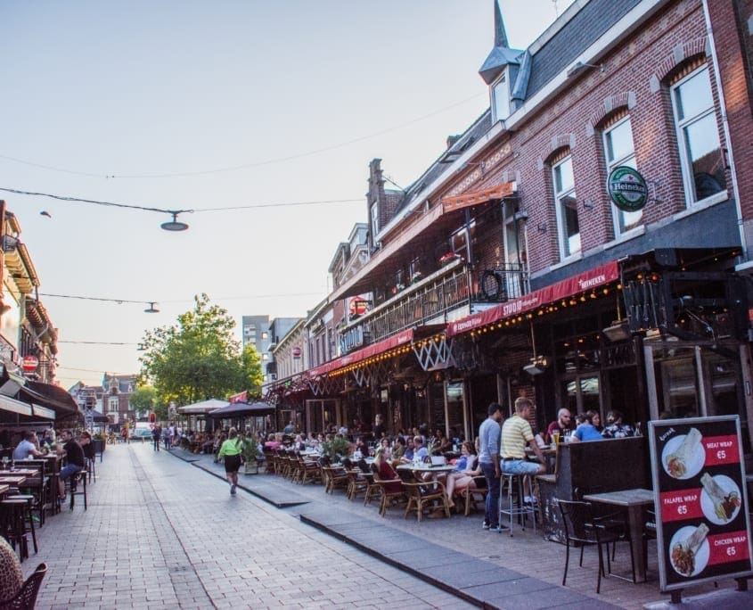 Volle terrassen op de Korte Heuvel