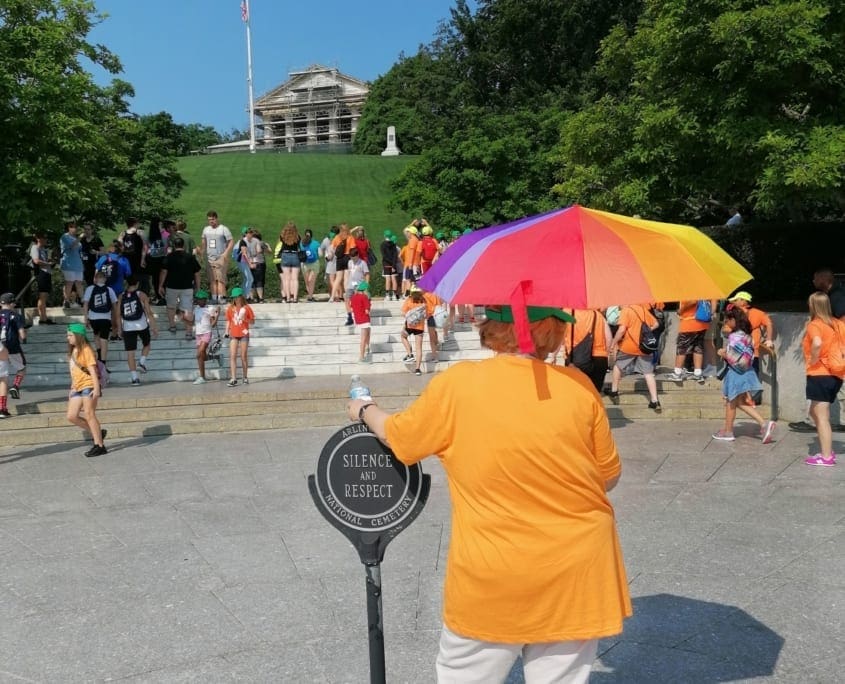 Ook veel kleurrijke schoolklassen bij het graf van John F. Kennedy