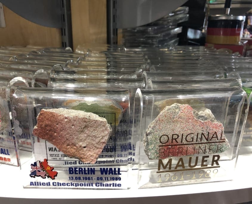 Dit soort souvenirs vind je bij Checkpoint Charlie, tourist trap pur sang.