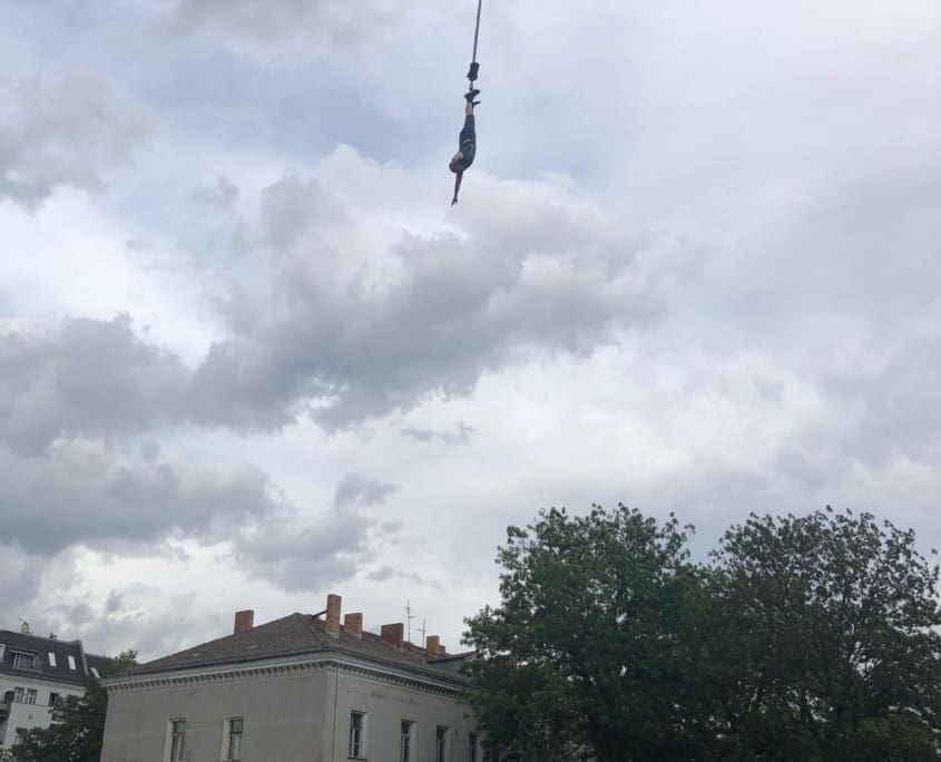 Bungeejumpen in een binnenstad. In Berlijn kan 't. Gekkigheid.