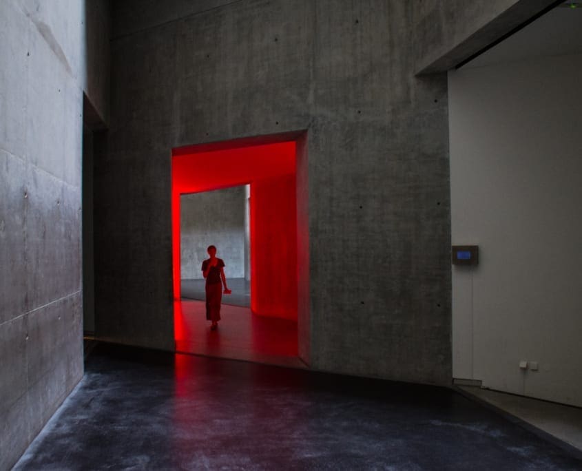 Lege betonnen muren en vreemde lichteffecten in het Joods Museum.