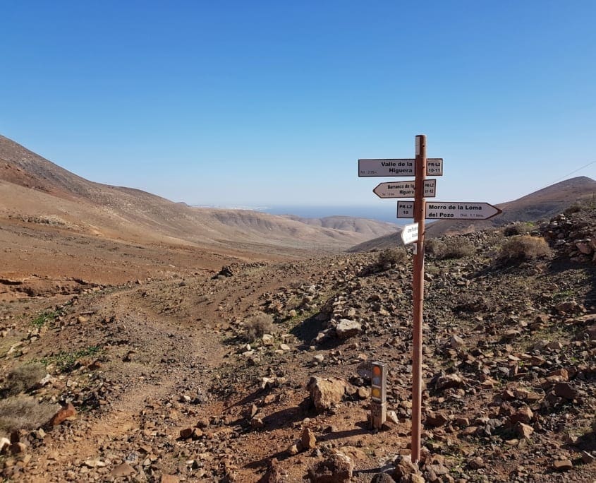 Eenzame wegwijzer in het Ajaches gebergte op Lanzarote