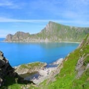 Afdaling naar het Høyvika strand Afdaling naar het Høyvika strand