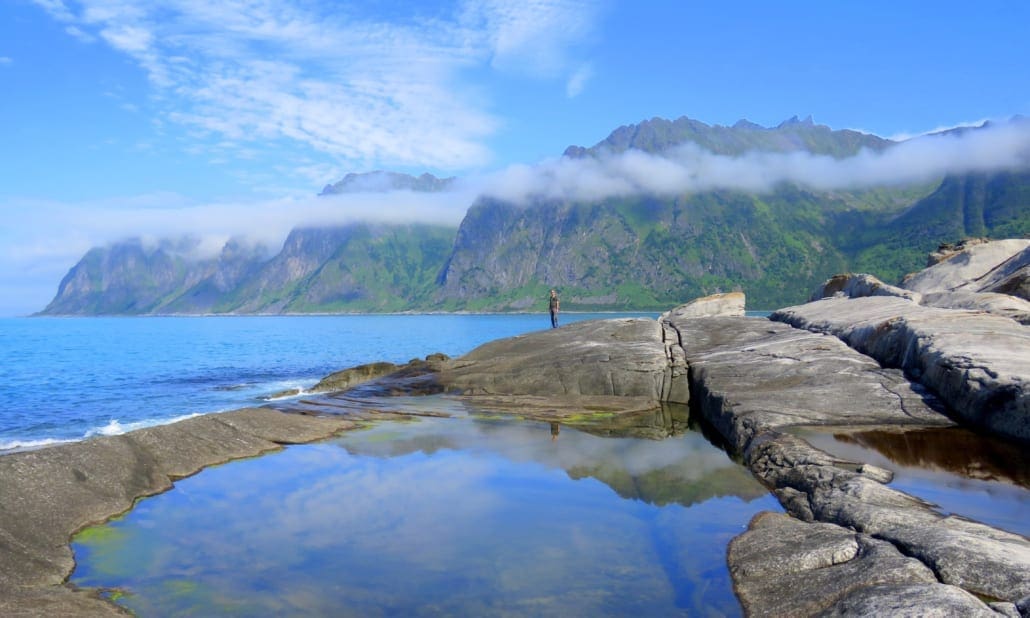 Uitzicht vanaf Tungeneset op in wolken gehulde Duivelskaak op Senja