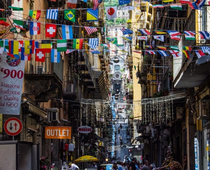 Steile straatjes in het Quarteri Spagnoli