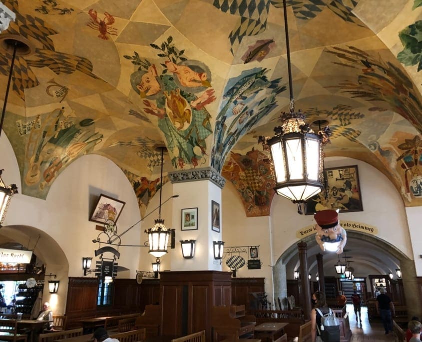 Interieur van het Hofbrauhaus. De grootste kroeg van München (en ver daarbuiten)