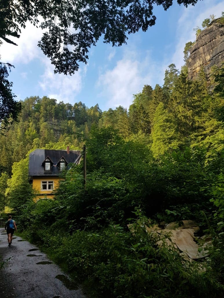Waltersdorfer Mühle en rotsen boven het Polenzdal in de Sächsische Schweiz