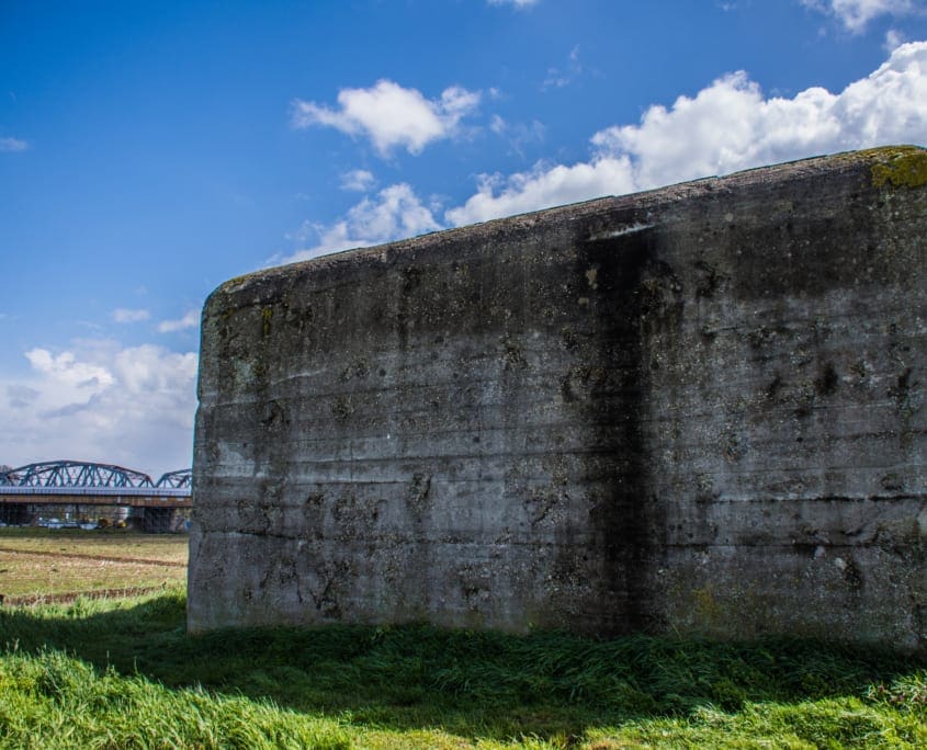 De kazematten buiten Grave, met op de achtergrond de John S. Thompsonbrug.