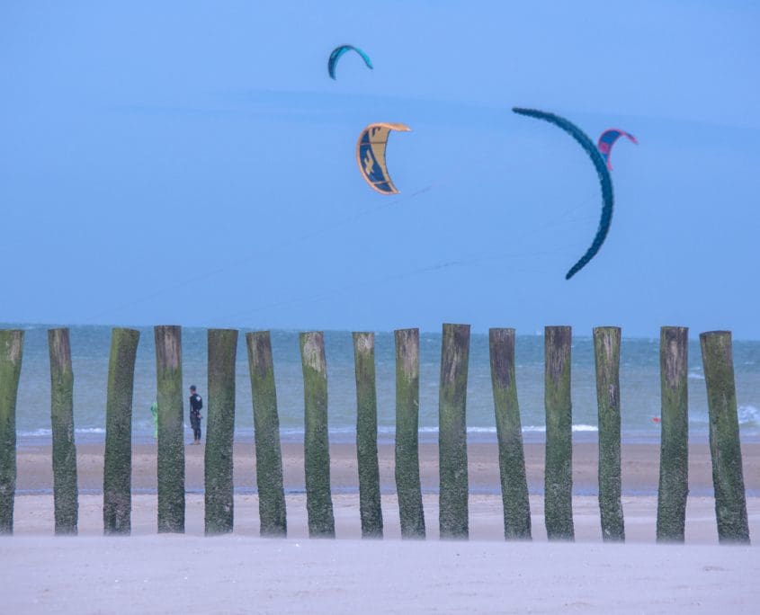 Al die kitesurfers maken van de Opaalkust een kleurrijk geheel.