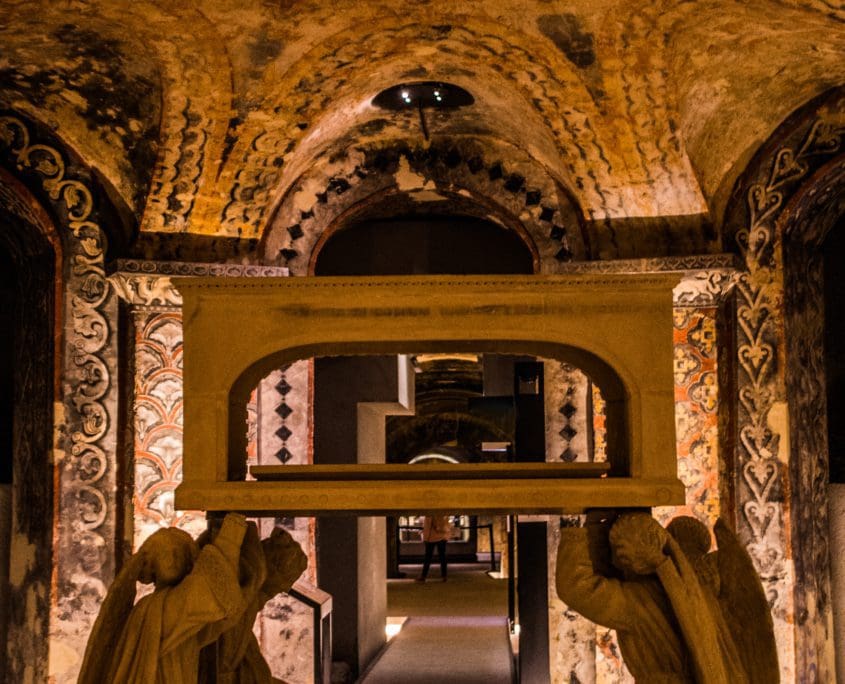 Indrukwekkende gewelven en religieuze kunstwerken vind je in de gewelven onder de kathedraal van Boulonge-sur-mer.