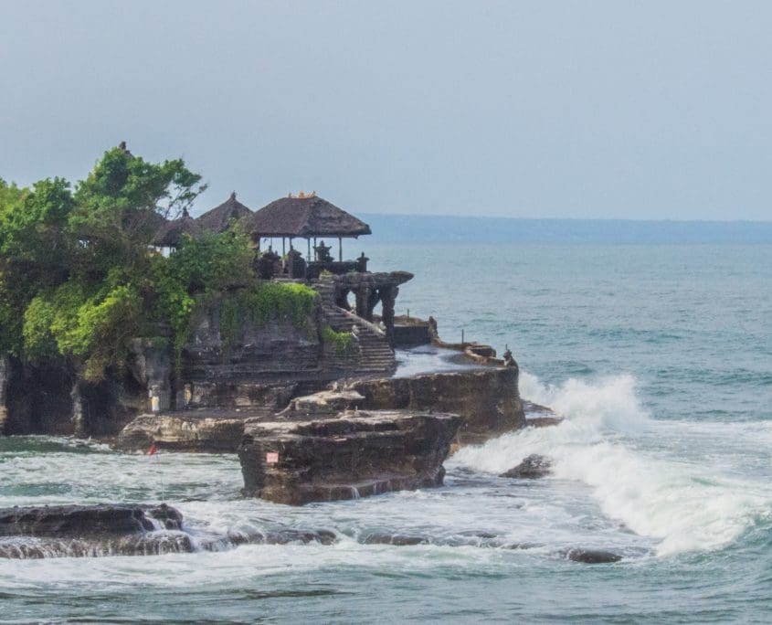 De tempel van Tanah Lot, helaas niet tijdens laagwater of zonsondergang.