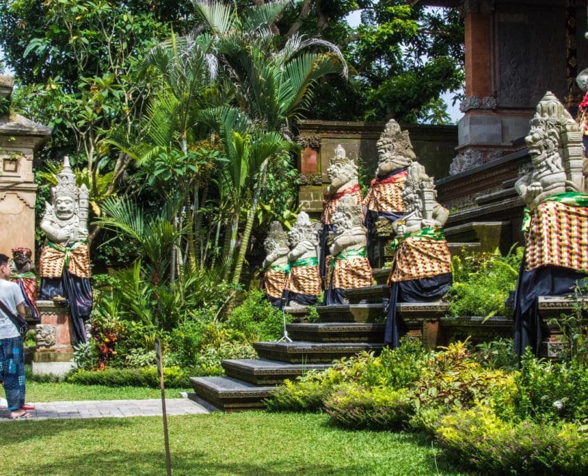 Ubud Palace: wie is hier nou het standbeeld, gij of ik?
