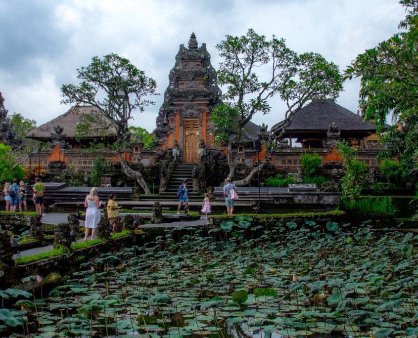 De Watertempel (of Pura Taman Saraswati), hier nog zonder bloeiende waterlelies.