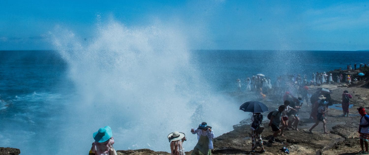 Wat je niet zag op mijn foto's van Devils Tear: hordes Chinezen. Dat is ook Bali.