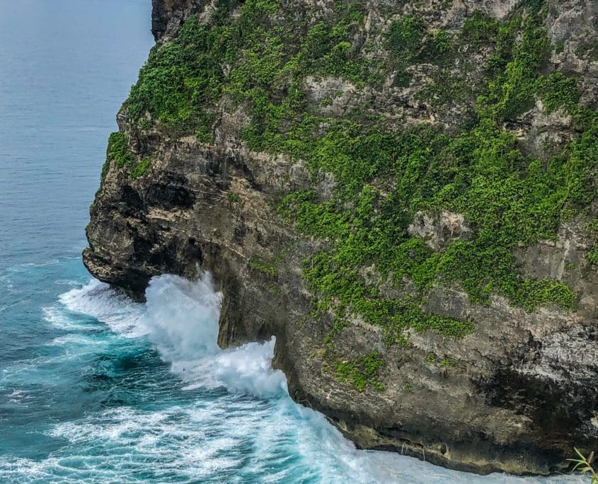 Boven de tempel van Uluwatu, beneden beukt de oceaan verder.