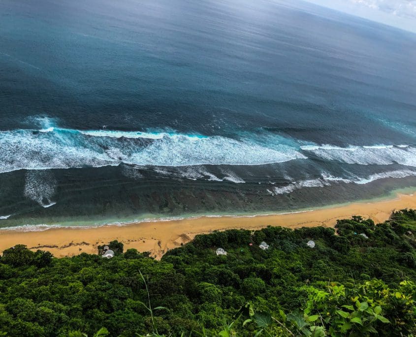 Een bijna loodrechte afdeling op punten: zo kom je op Nyang Nyang Beach.