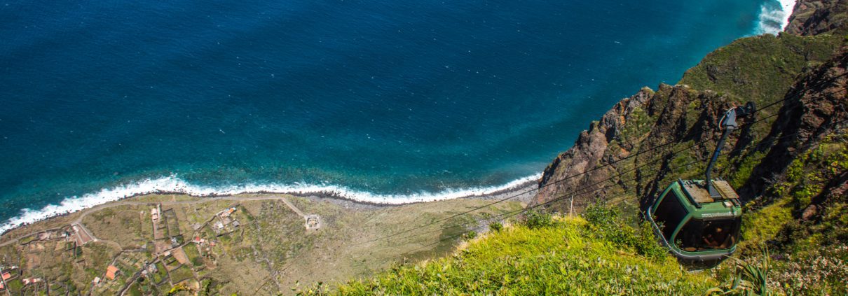 De immens steile kabelbaan van Achadas da Cruz