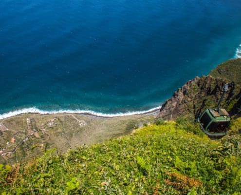De immens steile kabelbaan van Achadas da Cruz