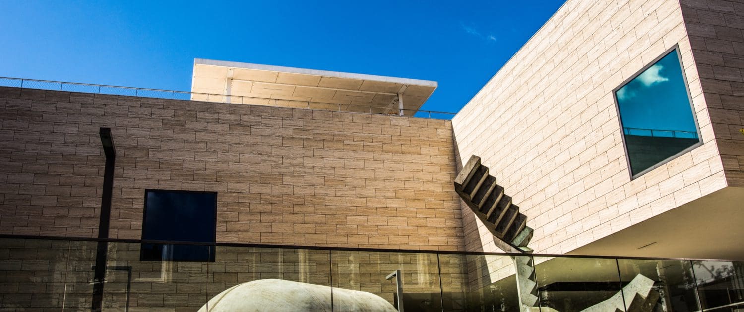De abstracte vormen van het M-Museum.