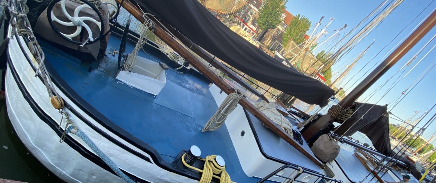 Een oud vrachtschip van de bruine vloot: daarmee vaar je dan over de Wadden!