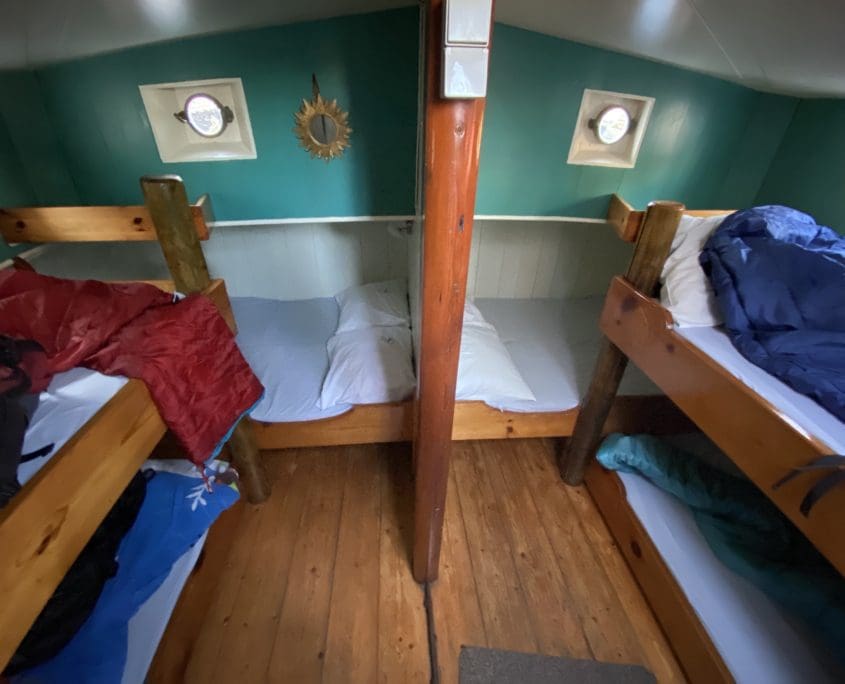 Om je een idee te geven van het comfortniveau van een zeilschip uit de bruine vloot: de slaapvertrekken.