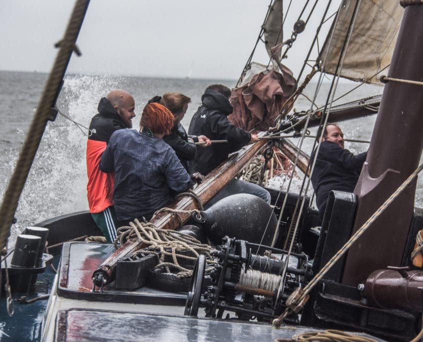 Soms is zeilen op de Waddenzee inderdaad hard werken.
