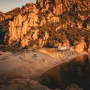 En het Spiaggia di Cala li Cossi zelf. Hét mooiste strand van Sardinië En het Spiaggia di Cala li Cossi zelf. Hét mooiste strand van Sardinië