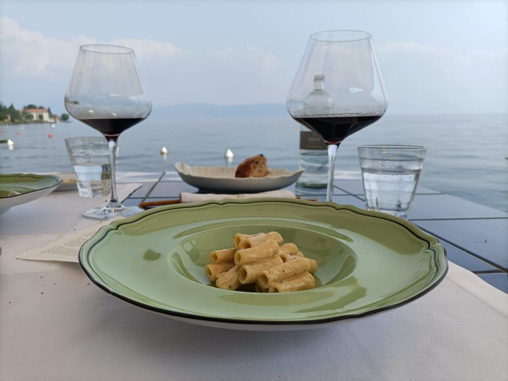 Cacio e Pepe met uitzicht over het Gardameer