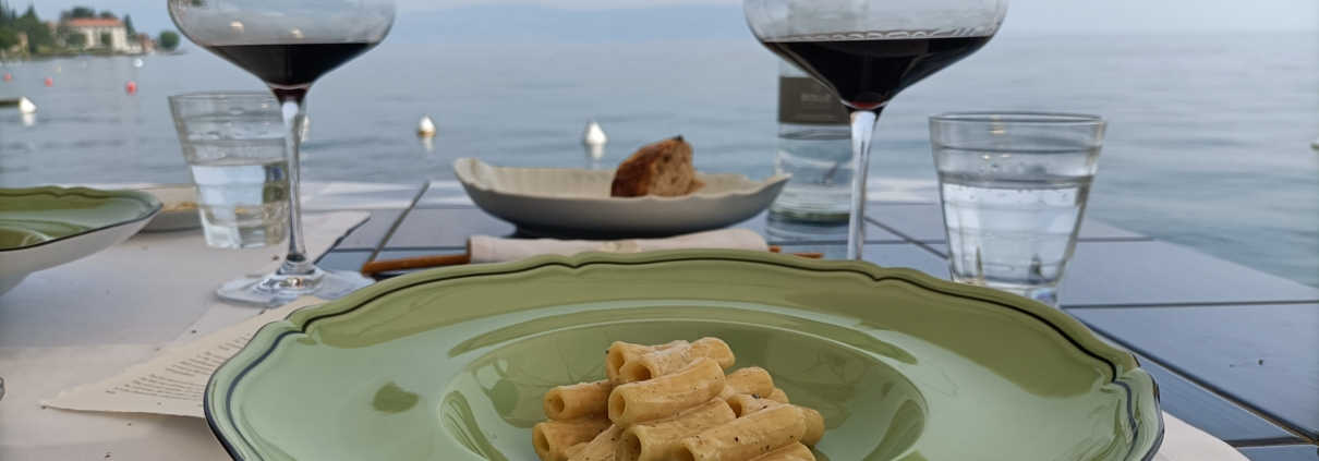 Cacio e Pepe met uitzicht over het Gardameer