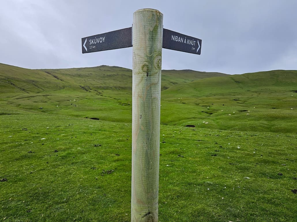 Wandelen door grasland op Skúvoy