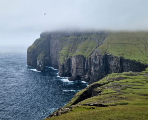 Ruige westkust bij Ásmundarstakkur op Suðuroy