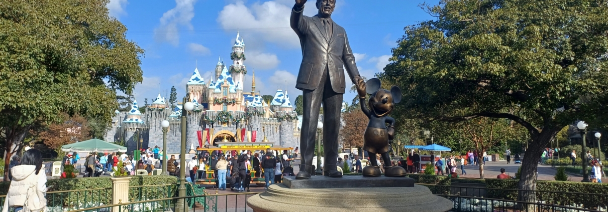 Walt en Mickey met het iconische kasteel op de achtergrond