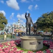 20241213_100245 Walt en Mickey met het iconische kasteel op de achtergrond