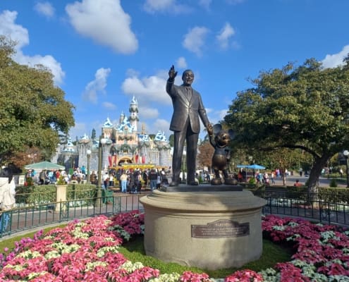 Walt en Mickey met het iconische kasteel op de achtergrond